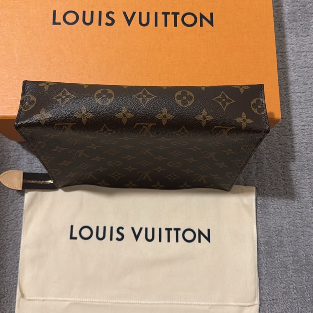 Louis Vuitton M47542 Toiletry Pouch 26 NWB - Picture 6 of 13